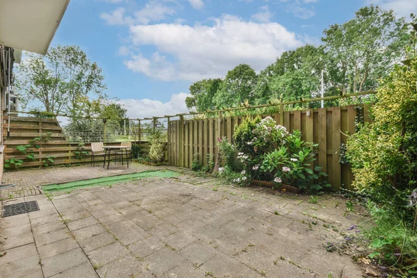 Neat Powerful Patio Sitting Area Small Garden Wooden Fence — Fotografia de Stock