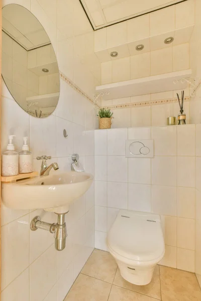 Weiße Wand Hing Toilette Minimalistischen Inneren Des Badezimmers Mit Blumen — Stockfoto
