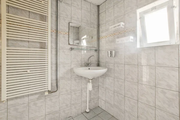 Duş Muslukları Evdeki Tuvaletin Pervazının Yanındaki Fayanslı Duvara Bağlı — Stok fotoğraf