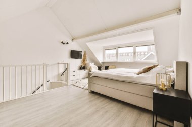 Yatak odasının iç tasarımı, yatak odası ve ahşap gardırop modern dairenin penceresinin kenarına yerleştirilmiş.