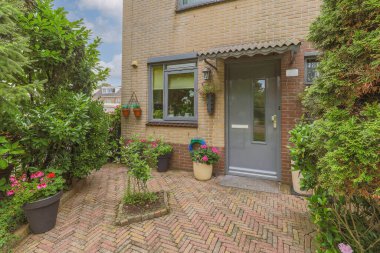 Boş bir kaldırım sokağından panorama manzaralı evler arabalar, ağaçlar ve fenerler