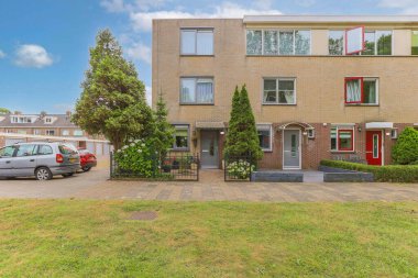 Boş bir kaldırım sokağından panorama manzaralı evler arabalar, ağaçlar ve fenerler