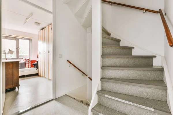 Couloir Blanc Avec Escalier Bois Menant Deuxième Étage Appartement Luxe — Photo
