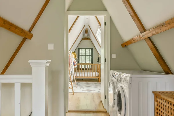Enger Korridor Mit Weißen Wänden Und Türen Zum Babyzimmer Mit — Stockfoto