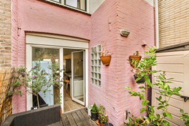 Ahşap çitlerin yanında oturma alanı olan küçük bir teras.