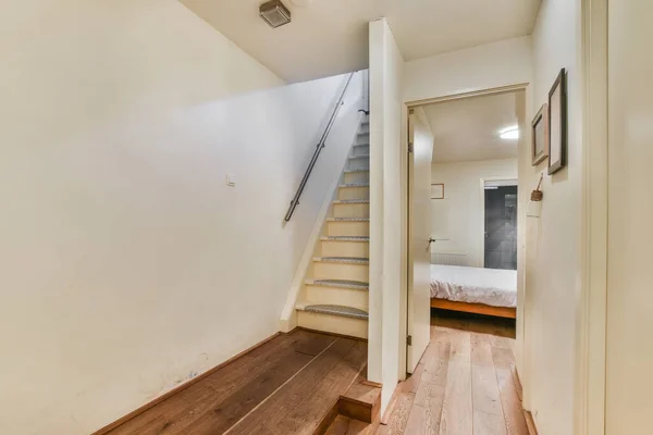白色走廊 有木制楼梯 通往简约室内设计的二楼 — 图库照片
