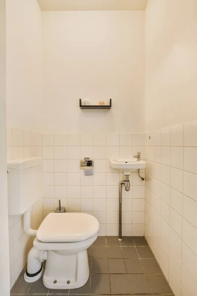 Εσωτερικό Στενό Μπάνιο Νεροχύτη Και Τοίχο Κρεμασμένο Τουαλέτα Λευκούς Τοίχους — Φωτογραφία Αρχείου