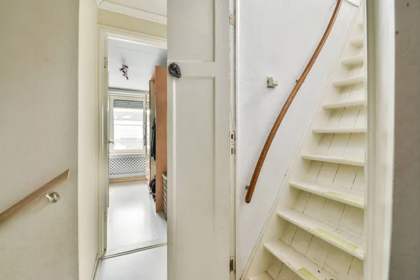 Φως Στενό Διάδρομο Πόρτα Και Ψυγείο Λευκούς Τοίχους Και Λαμπερό — Φωτογραφία Αρχείου