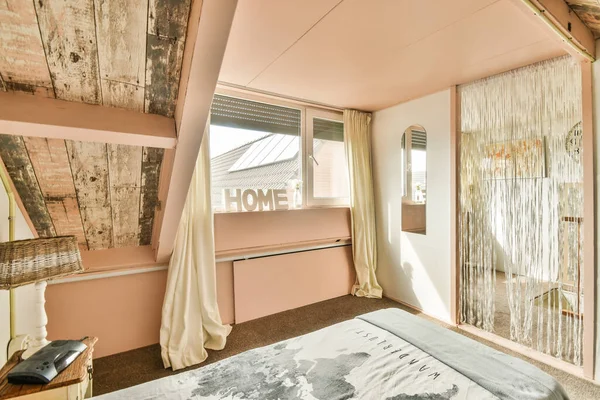Εσωτερικό Του Mansard Παιδικό Υπνοδωμάτιο Κρεβάτι Διάφορα Παιχνίδια Στο Σπίτι — Φωτογραφία Αρχείου