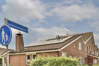 Arabaları, ağaçları ve fenerleri olan boş bir kaldırımdan panorama manzaralı evler.