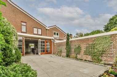 Ahşap çitlerin yanında küçük bahçesi olan basit küçük bir teras.