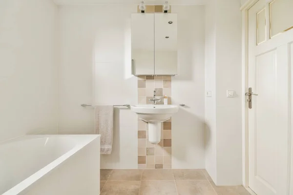 Aanrecht Spiegel Buurt Van Muur Opgehangen Toilet Bad Tegen Tegelwand — Stockfoto