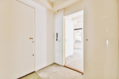 Lüks bir evde rahat ve ferah boş bir oda.