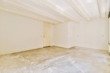 Lüks bir evde rahat ve ferah boş bir oda.