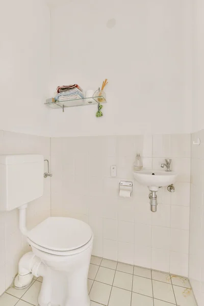 白い壁や小屋のある洗面所や壁掛けトイレの内部 — ストック写真