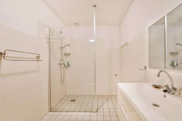 Νιπτήρες Καθρέφτες Και Ντουζιέρα Γυάλινη Πόρτα Στο Μοντέρνο Μπάνιο Λευκά — Φωτογραφία Αρχείου