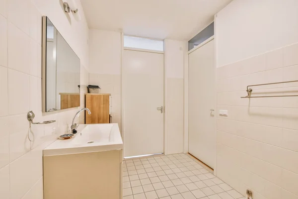 Sinks Mirrors Shower Box Glass Door Modern Bathroom White Tiled — Stock Photo, Image