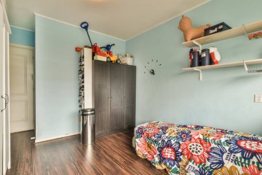 Yatak odasının iç tasarımı, yatak odası ve ahşap gardırop modern dairenin penceresinin kenarına yerleştirilmiş.