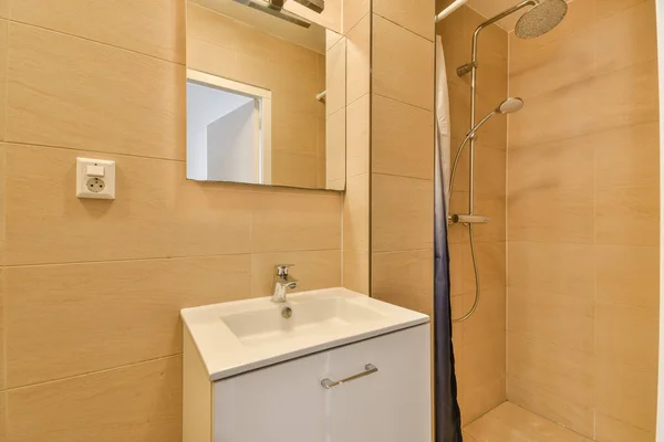Závěs Přepážka Mezi Sprchovým Kohoutkem Nástěnným Moderním Záchodě Doma — Stock fotografie