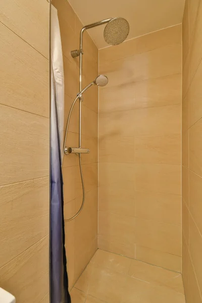 现代家居卫生间的浴帘 水龙头和壁挂式卫生间的分隔 — 图库照片
