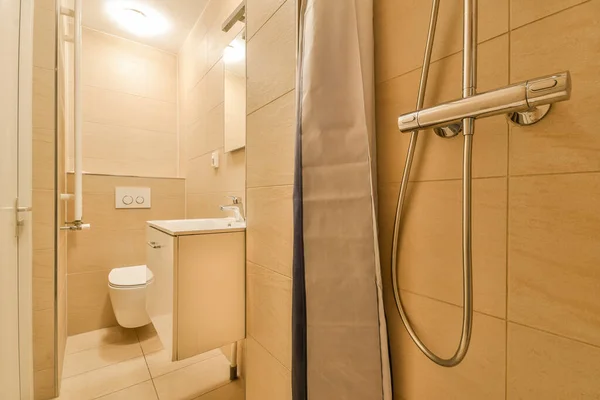 Evdeki Modern Tuvaletteki Duş Musluğu Ile Duvar Arasında Perde Var — Stok fotoğraf