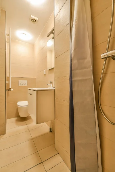 Evdeki Modern Tuvaletteki Duş Musluğu Ile Duvar Arasında Perde Var — Stok fotoğraf