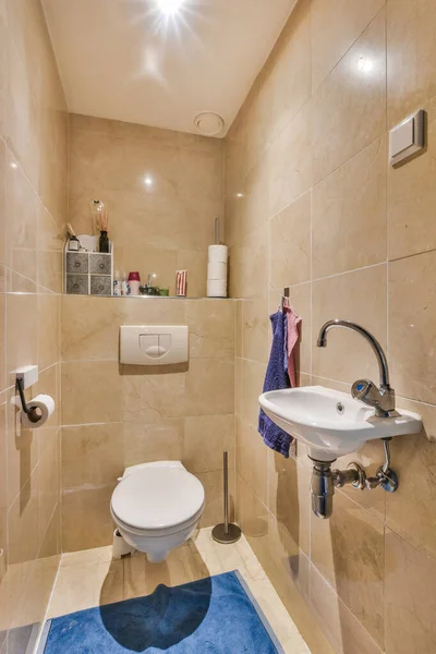 Modern Tuvalet Düğmenin Altındaki Bej Duvara Monte Edilmiş Evdeki Hafif — Stok fotoğraf