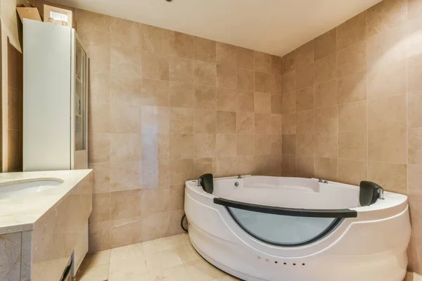 Elegante Diseño Interior Baño Pequeño Con Paredes Estantes Blancos Con — Foto de Stock