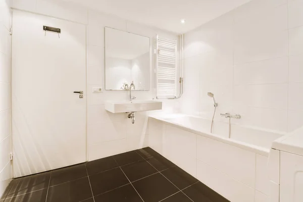 Beyaz Seramik Lavabo Ayna Banyo Aydınlatması Asgari Düzeyde Tasarlanmış — Stok fotoğraf