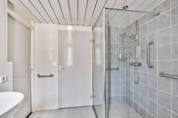 Flush Toilet Gelegen Tussen Wastafel Douche Kleine Betegelde Badkamer Van — Stockfoto
