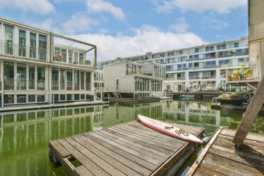 Dış güzelliği olan bir binanın yakınındaki cadde manzarası