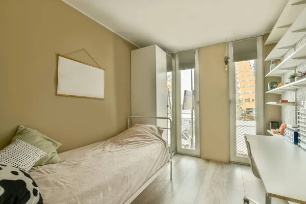 Comfortabel Bed Gelegen Nabij Gloeiende Lamp Ingelijste Foto Moderne Slaapkamer — Stockfoto