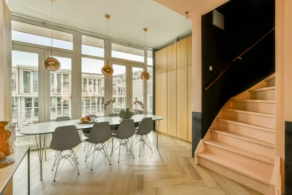 Sofás Mesa Ubicados Cerca Contra Comedor Habitación Espaciosa Apartamento Contemporáneo —  Fotos de Stock