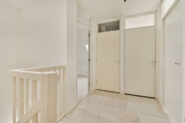 Modern evdeki merdivenlerin tepesinde kapalı bir oda.