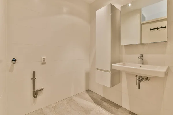 Cam Duşlu Küvet Lavabonun Yanında Aynada Beyaz Fayans Duvarlı Küçük — Stok fotoğraf