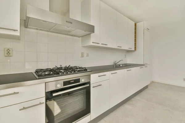 Moderne Keuken Hoek Interieur Met Witte Kasten Kasten Stalen Kap — Stockfoto