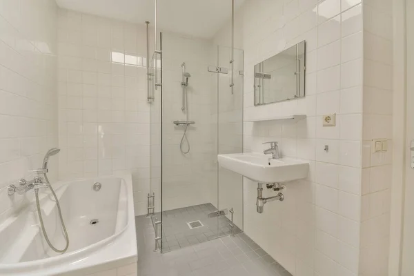 Waschbecken Mit Spiegel Und Saubere Badewanne Der Nähe Der Duschkabine — Stockfoto
