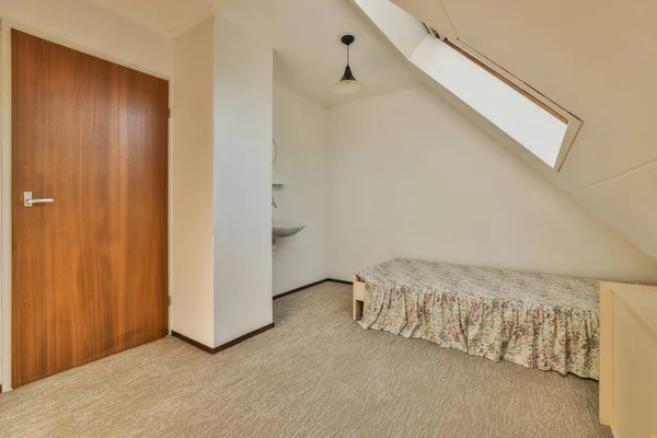 白い壁と家の屋根裏部屋のオープンバスルーム付きの現代的なベッドルームのインテリア — ストック写真