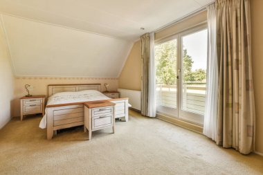 Beyaz duvarları ve tavan arasında açık banyosu olan çağdaş bir yatak odası.