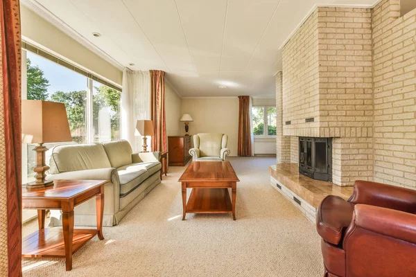 Stilvolle Luxus Home Interior Design Von Gemütlichen Wohnzimmer Mit Brennendem — Stockfoto