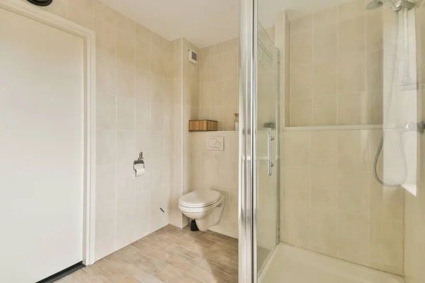 现代家居卫生间淋浴水龙头与壁挂式卫生间的玻璃隔板 — 图库照片