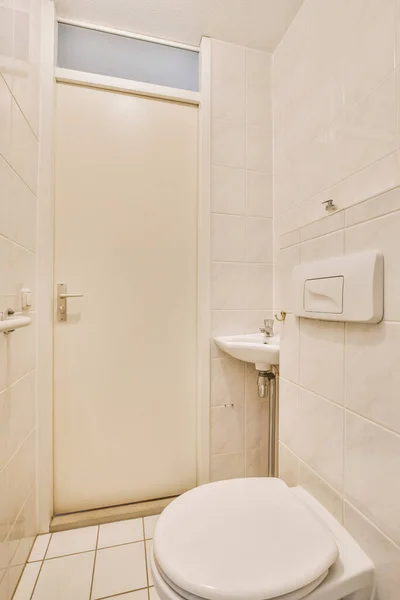白い壁や小屋のある洗面所や壁掛けトイレの内部 — ストック写真
