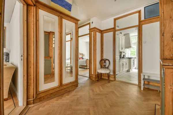 Modern Apartmanda Gardırobu Dolabı Olan Minimalist Stil Dar Bir Koridor — Stok fotoğraf