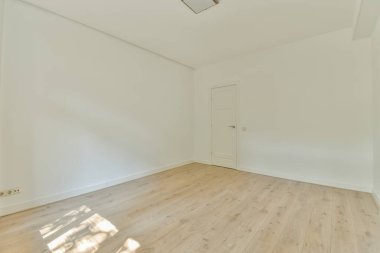 Perdeleri ve ahşap parke zemini olan panoramik pencereli boş beyaz odanın içi