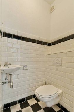 Çağdaş banyo açık bej kiremit ve beyaz tavanlı küvet