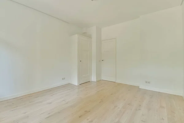 カーテンと木製の寄木細工の床とパノラマの窓のある空の白い部屋のインテリア — ストック写真