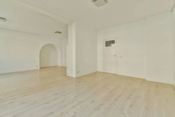 Interior Habitación Blanca Vacía Con Ventanas Panorámicas Con Cortinas Suelo — Foto de Stock