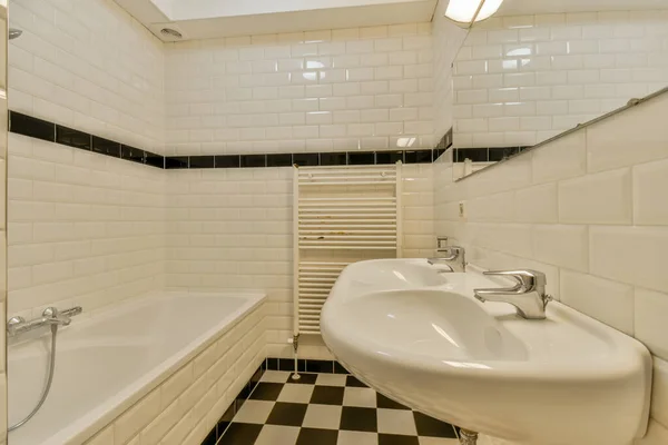 Современная Ванная Комната Ванной Светло Бежевой Плиткой Белым Потолком — стоковое фото