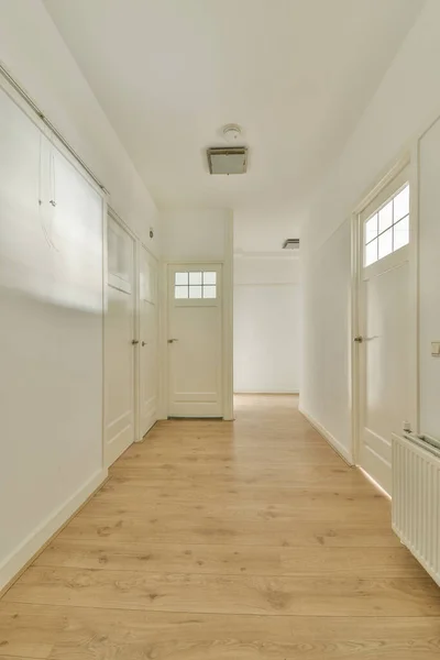 Heller Schmaler Flur Mit Vielen Türen Weißen Wänden Und Glühender — Stockfoto