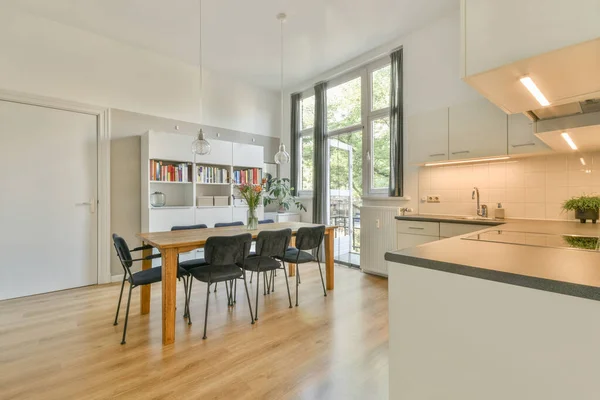 Interior Cocina Contemporánea Con Armarios Electrodomésticos Elegantes Cerca Comedor Apartamento — Foto de Stock